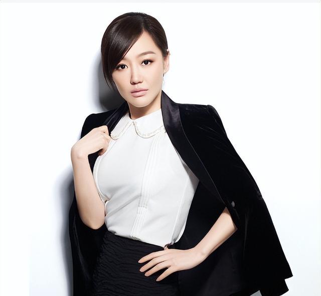 45岁薛佳凝现身街头,胖头肿脸被吐槽,至今单身