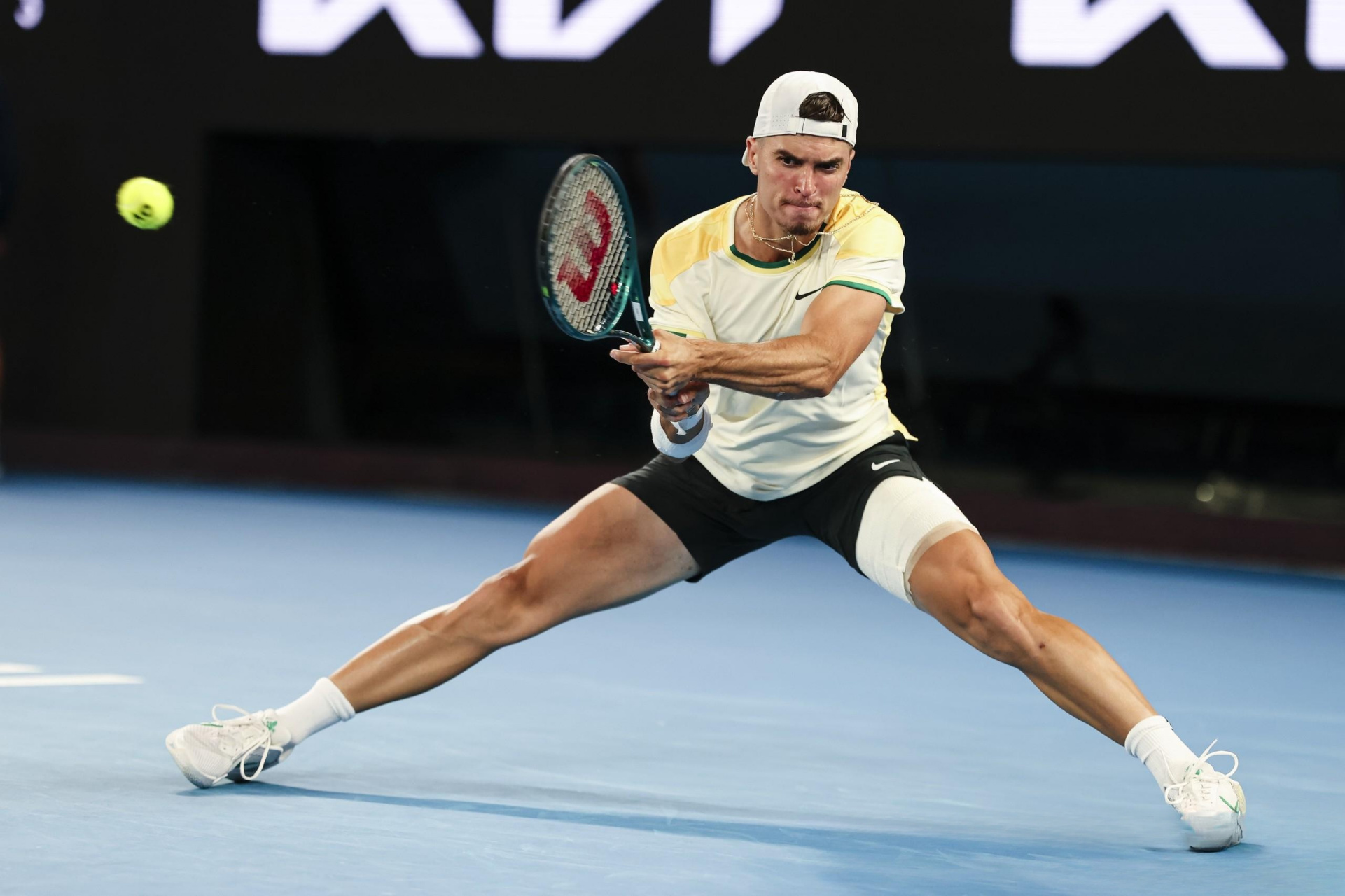 中国选手白卓璇和王欣瑜分别在单打比赛中失利,德约科维奇在首轮比赛