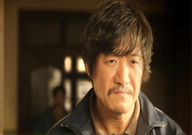 暗恋梅婷,骑电车参加同学聚会,47岁的陈明昊走红并不是意外