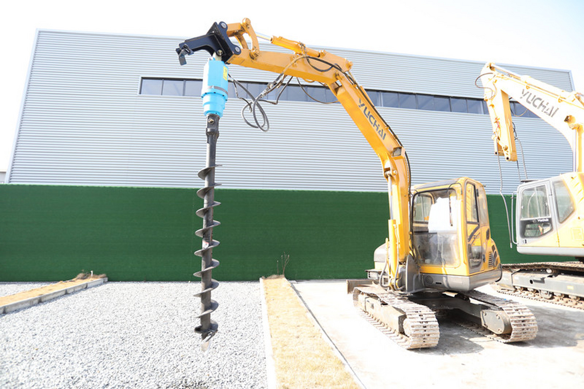 挖掘机的螺旋钻头,是建筑工地上的神器!速度快,精度高还适应多变环境.