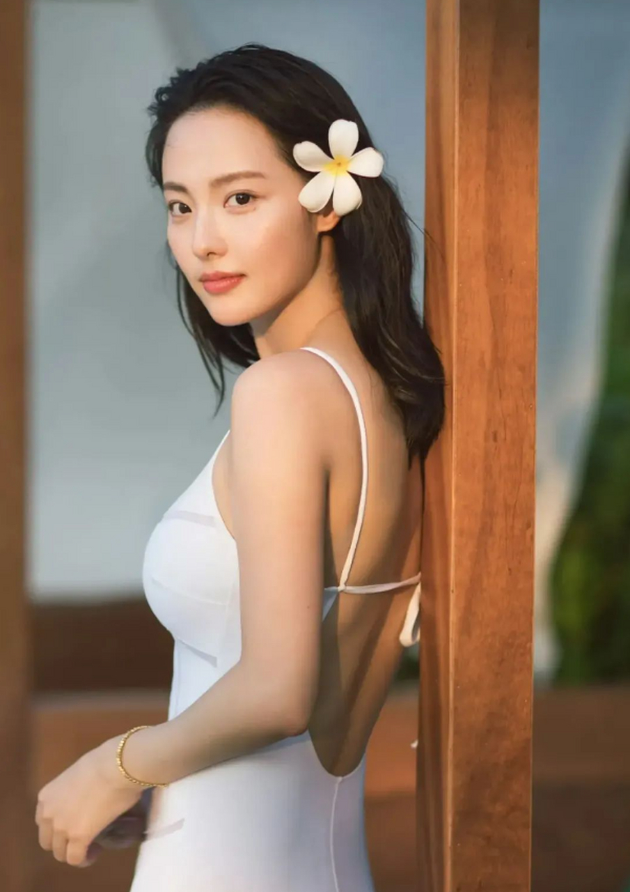 张嘉倪晒出泳装照,丰满身材引发热议.