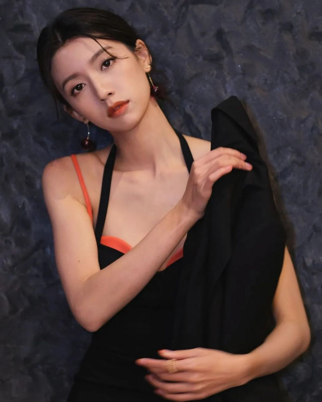 蔡思贝黑色低胸长裙写真惊艳曝光,多面魅力让人心动不已.