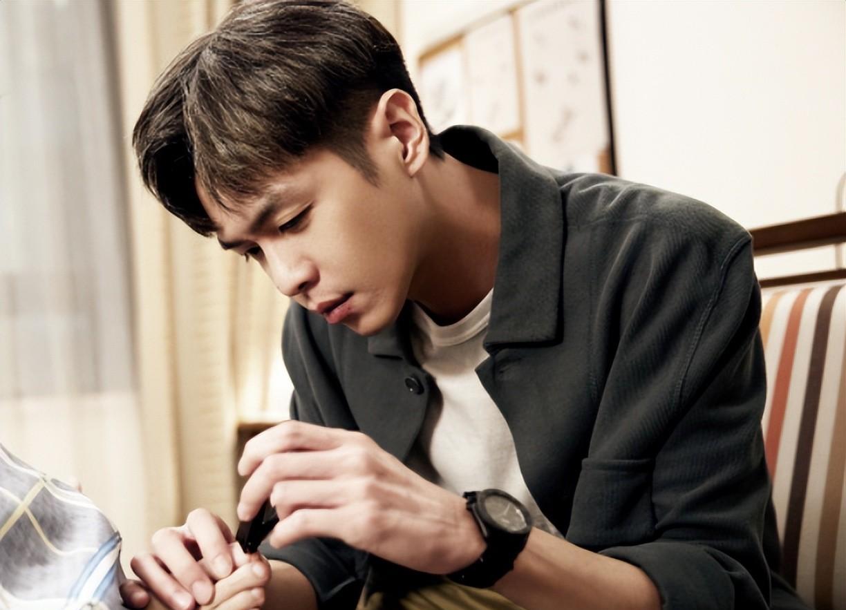 当35岁张若昀和41岁胡歌站在一起,我才彻底明白,什么叫顶级骨相