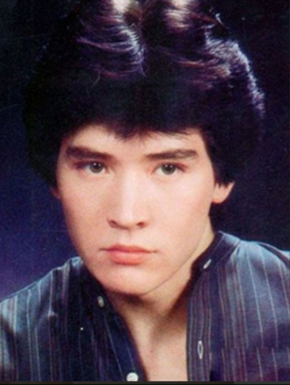 费翔:与叶倩文分手后至今未婚,63岁大胆露腹肌,一根胸毛卖15万