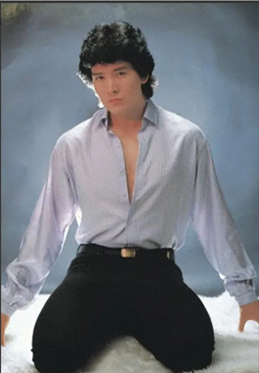 费翔:与叶倩文分手后至今未婚,63岁大胆露腹肌,一根胸毛卖15万