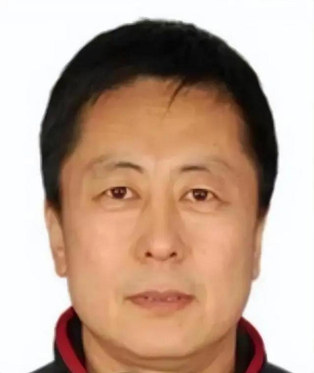 易连峰是内蒙古通辽市地下世界的"教父",拥有高学历和硕士学位,却因"