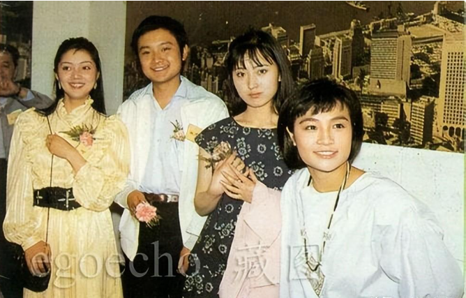 红楼梦姐妹花,看看陈晓旭和张莉的合影,当年的人真是风华绝代