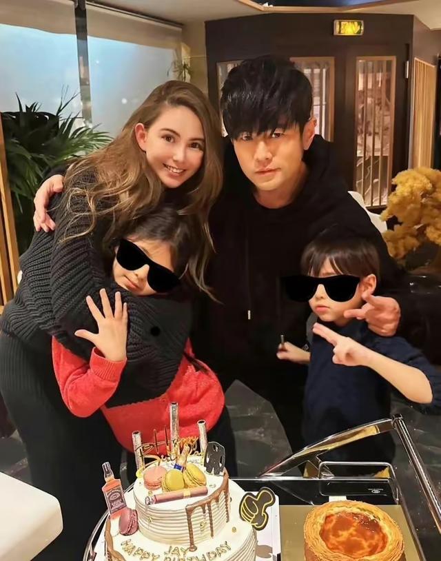 周杰伦生日晒亲密照,昆凌害羞耳朵红,可爱儿女首次罕见亮相!