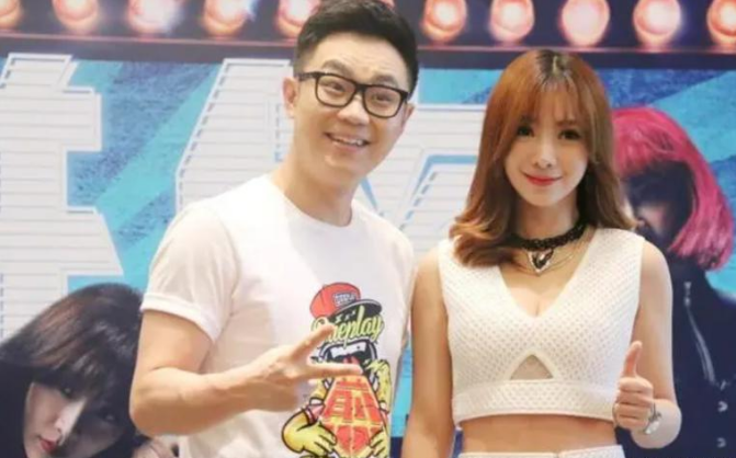 柳岩43岁恋情曝光!与高大男友嬉闹同回女方香闺