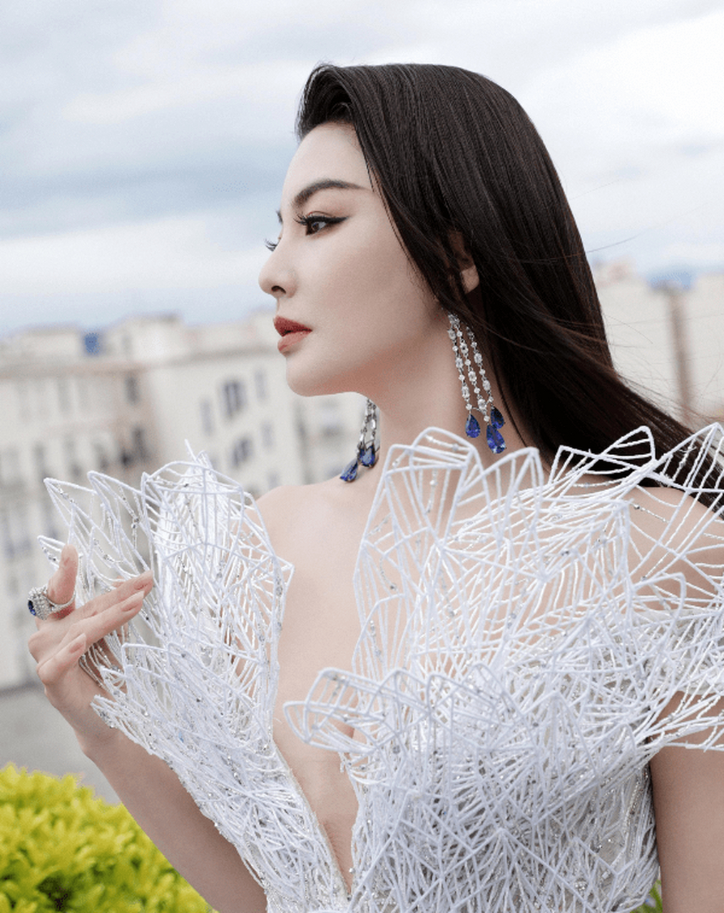 在璀璨的戛纳电影节上,张雨绮身着白裙配蓝宝石饰品惊艳亮相!