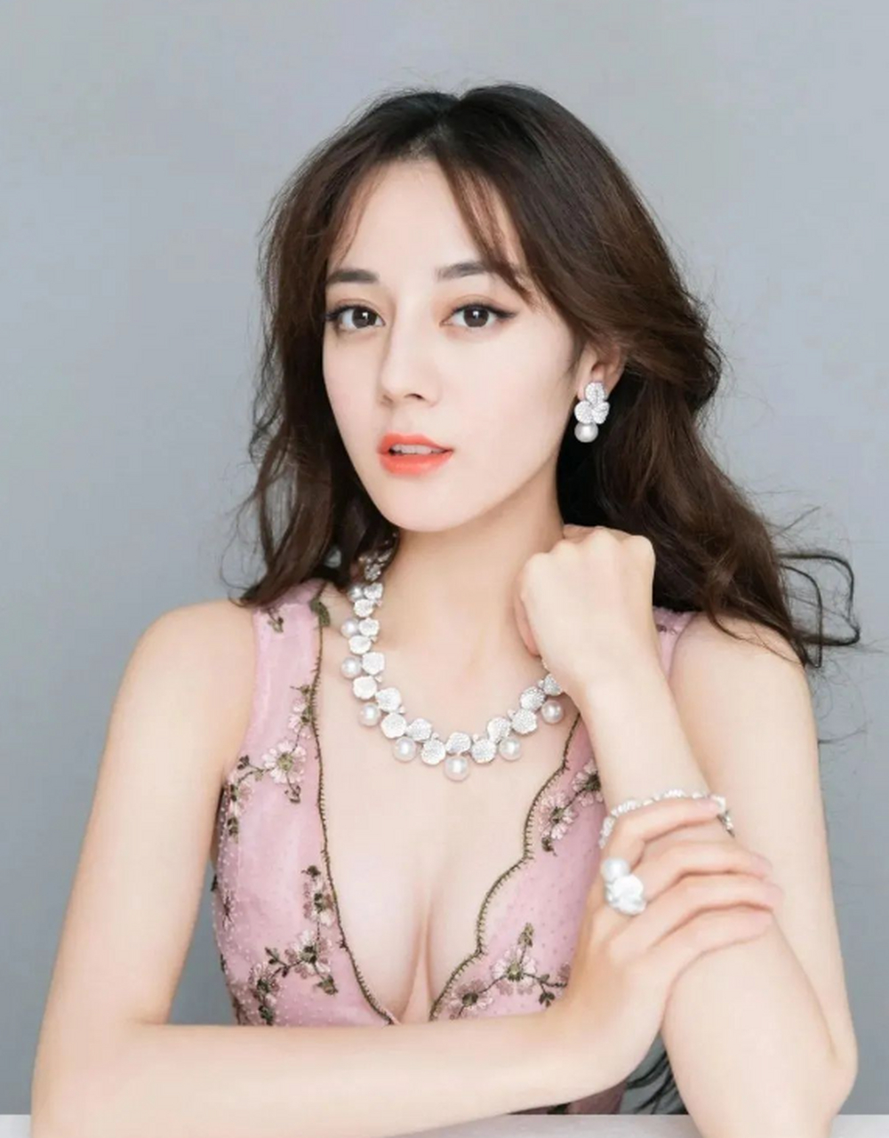 迪丽热巴惊艳亮相活动现场!火辣身材驾驭奢华礼服,网友直呼太绝了.