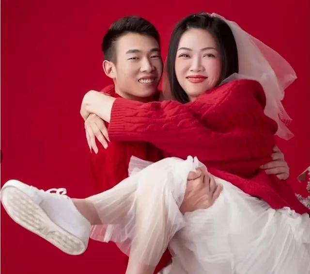 2021年,湖北女子瘫痪后被丈夫抛弃,闺蜜把她介绍给了亲生儿子