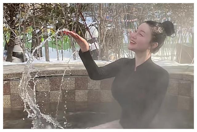 关婷娜泡温泉,黑色泳衣秀美腿,谁看了都流鼻血!