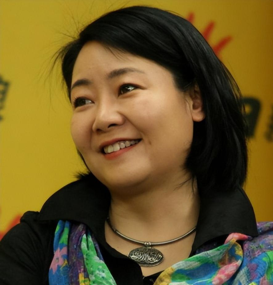 《闯关东》萨日娜:嫁给17岁初恋,结婚33年丈夫甘愿当"煮夫"