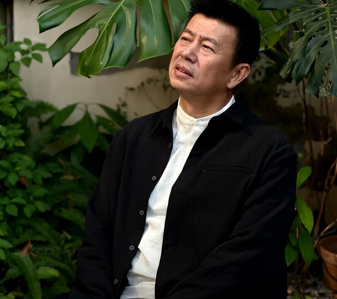 演员江柏萱:不顾家人反对娶单亲妈妈为妻恩爱26年,55岁终翻红