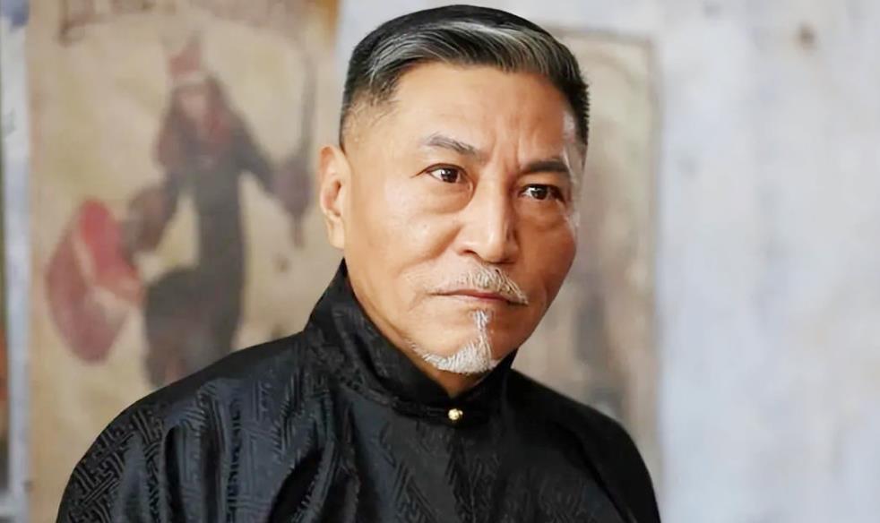 荧屏"大佐"王侃:父亲是著名演员,平凡妻子一直迁就他