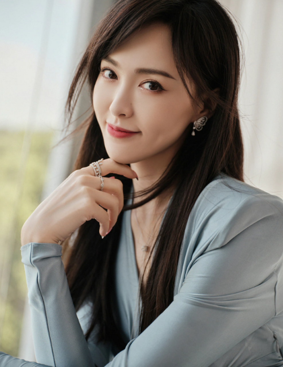 唐嫣以甜美笑容和出色演技广受观众喜爱,从"花瓶"到"皇后",凭借《繁花