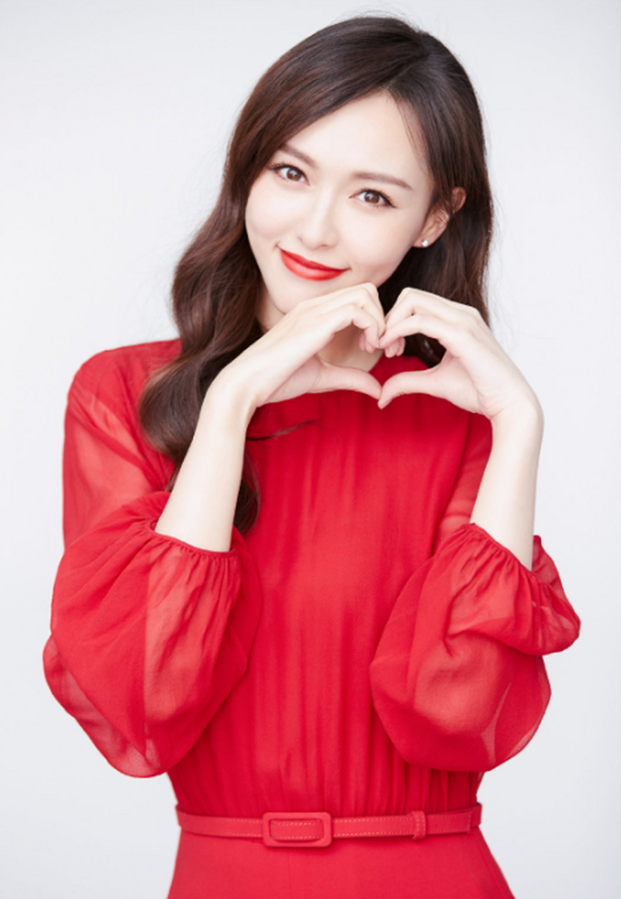 唐嫣以甜美笑容和出色演技广受观众喜爱,从"花瓶"到"皇后",凭借《繁花