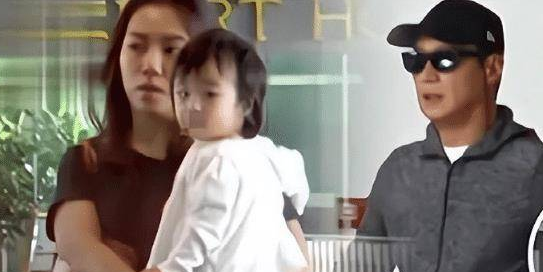 黎明罕见携妻女露面,小21岁助理老婆长相普通但气质清纯