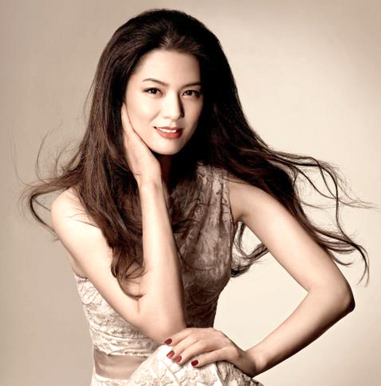 马艳丽从小怀揣梦想,历经磨难成为名模,后创立服装品牌.