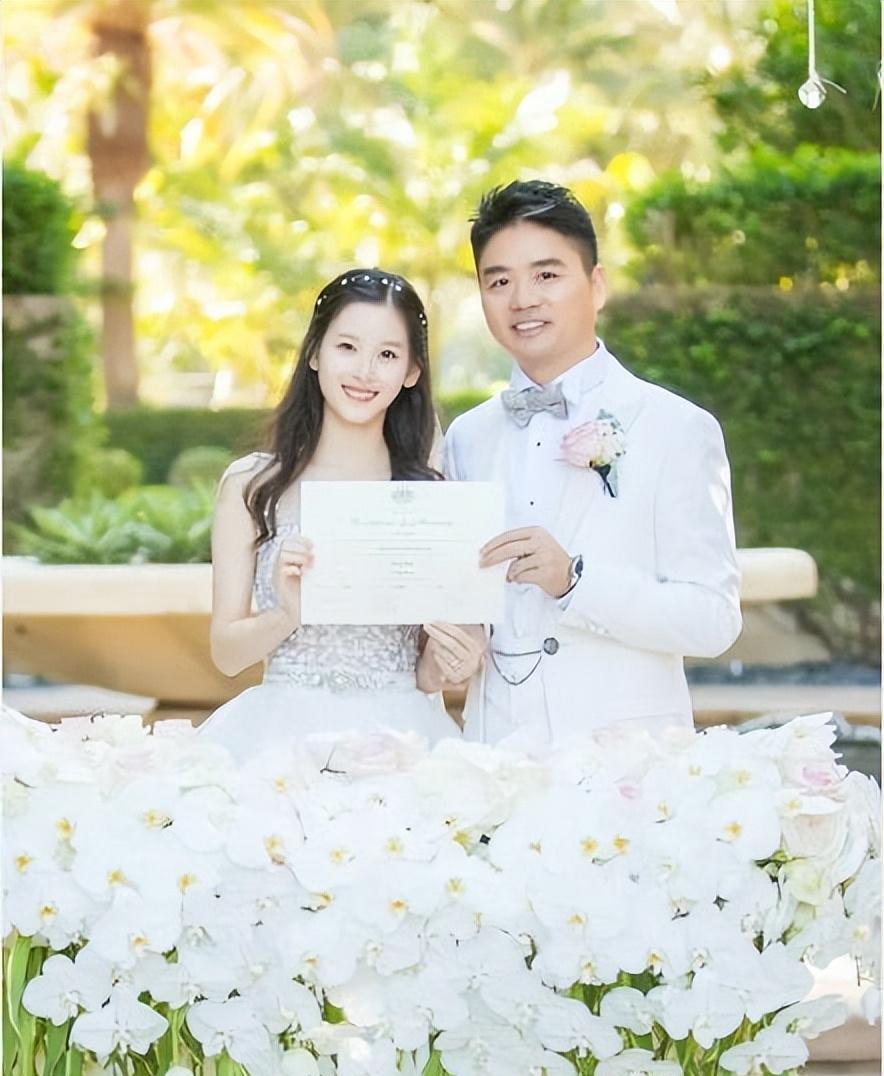 章泽天伦敦偶遇俩萌宝!白色羽绒服闪亮登场,网友惊叹其高挑身材