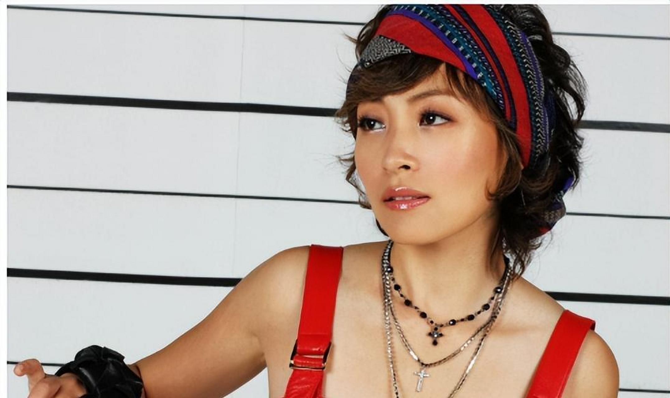 陈琳,出生于四川成都,从小对戏曲着迷,拥有天籁嗓音.