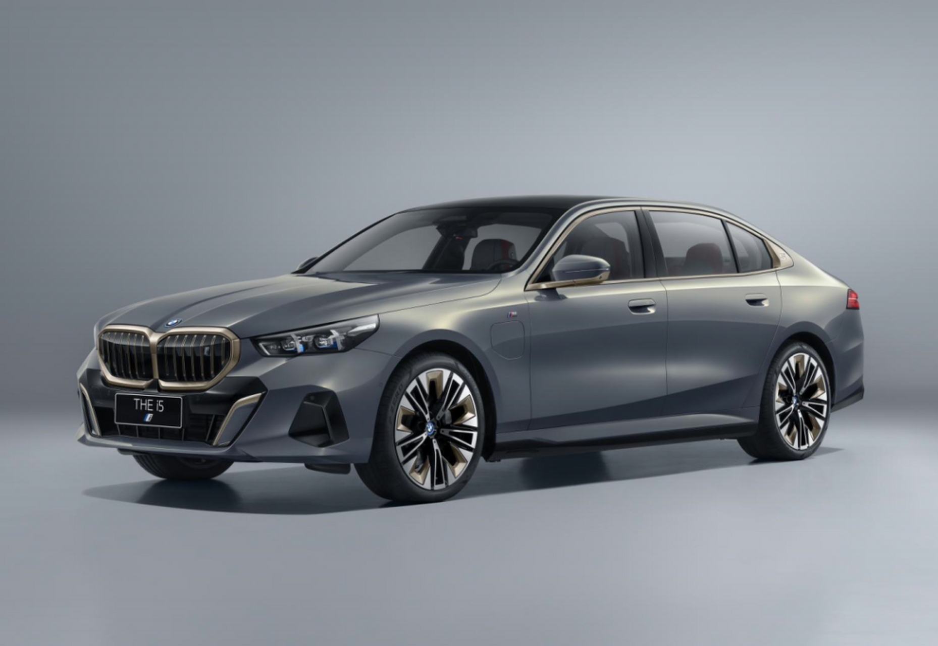 宝马i5是全新宝马5系的纯电版,采用第五代bmwedrive电驱技术,续航里程