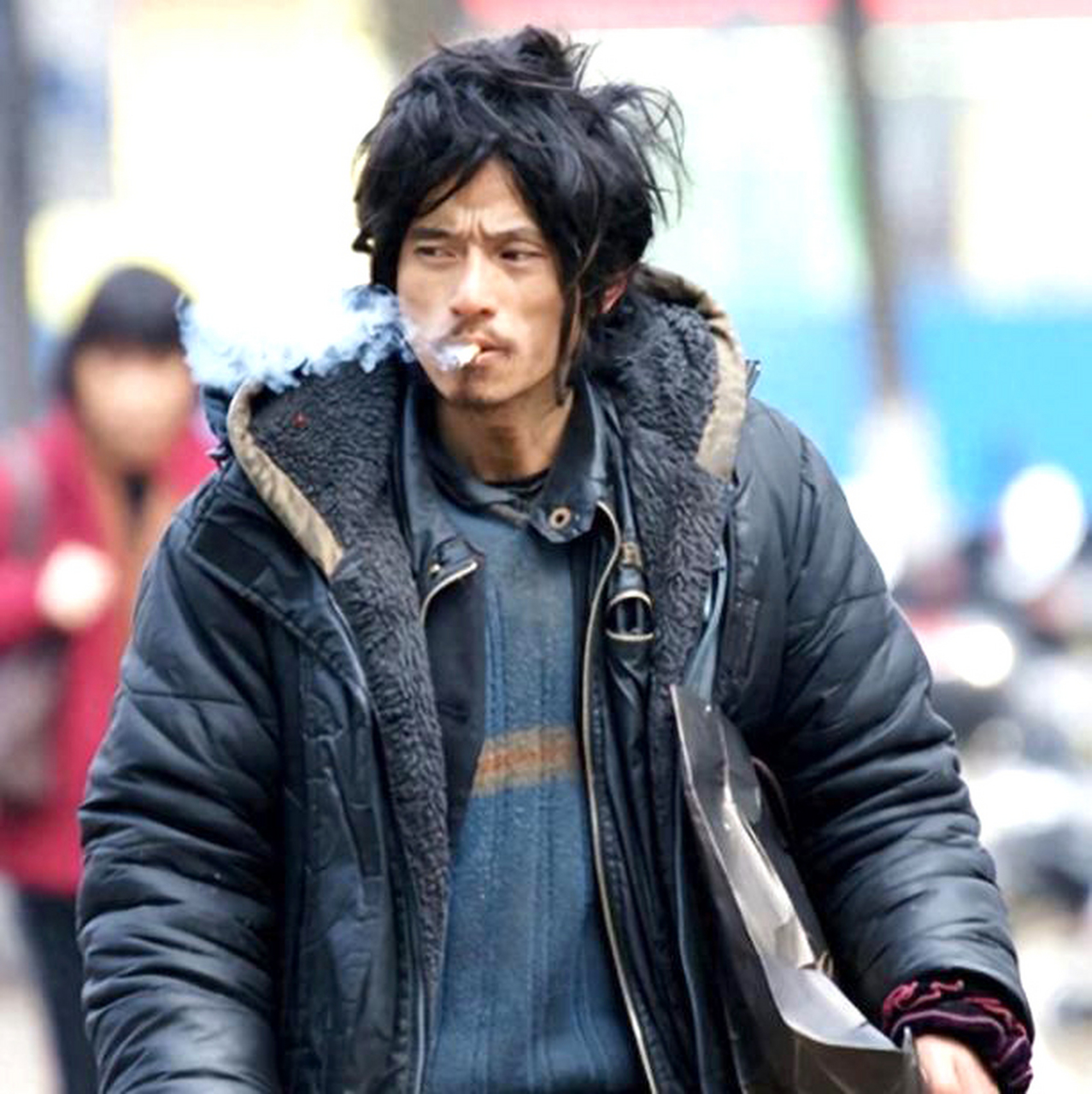 犀利哥是一个因网络而一夜爆红的流浪汉,他的故事引人深思.