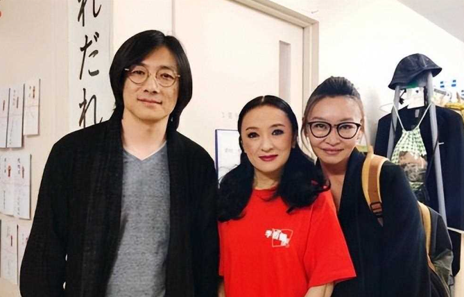 演员祖峰坦言:无子女牵挂,积蓄悉数交给妻子,乐享自在幸福生活