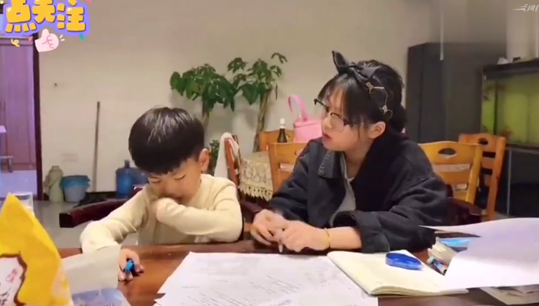 姐姐主动给弟弟讲作业