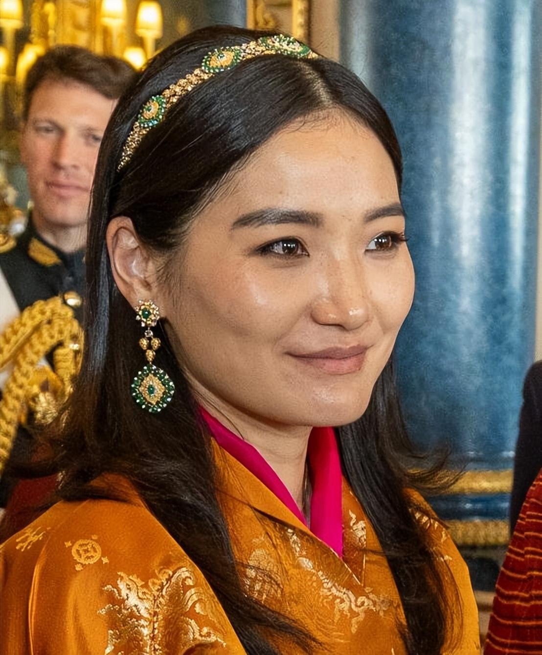 回顾:不丹王室晒出全家福,佩玛王后坐在c位,连生3子是人生赢家