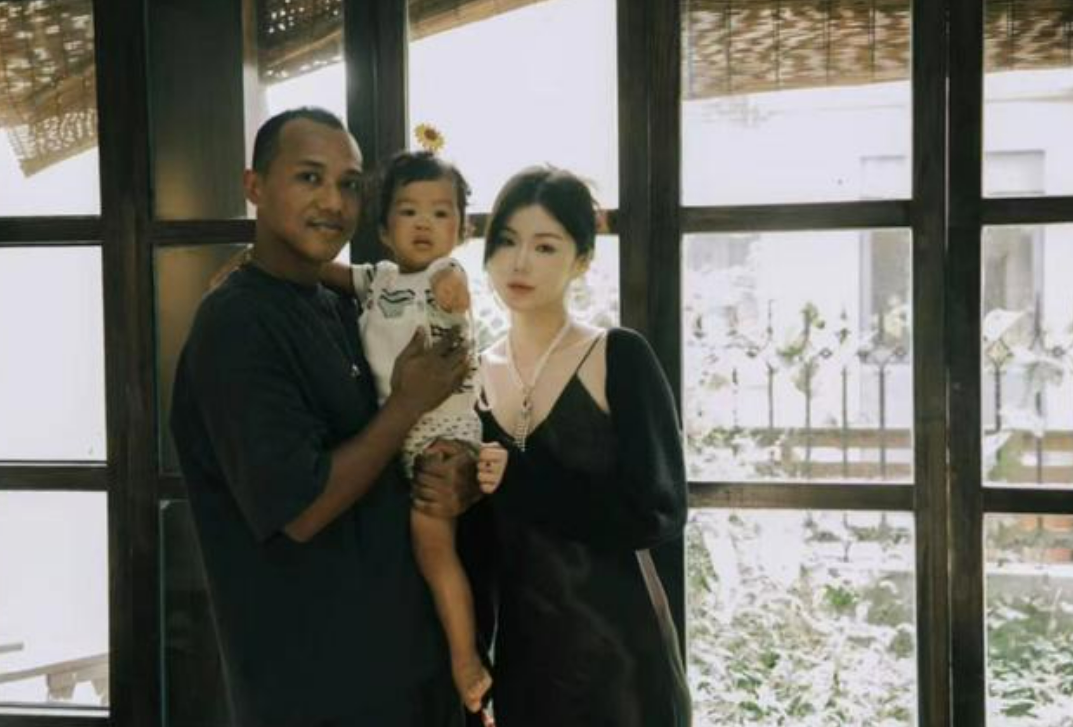 艾迪和娇妻近照,拿足协杯冠军,网红妻子很漂亮,孩子皮肤黝黑