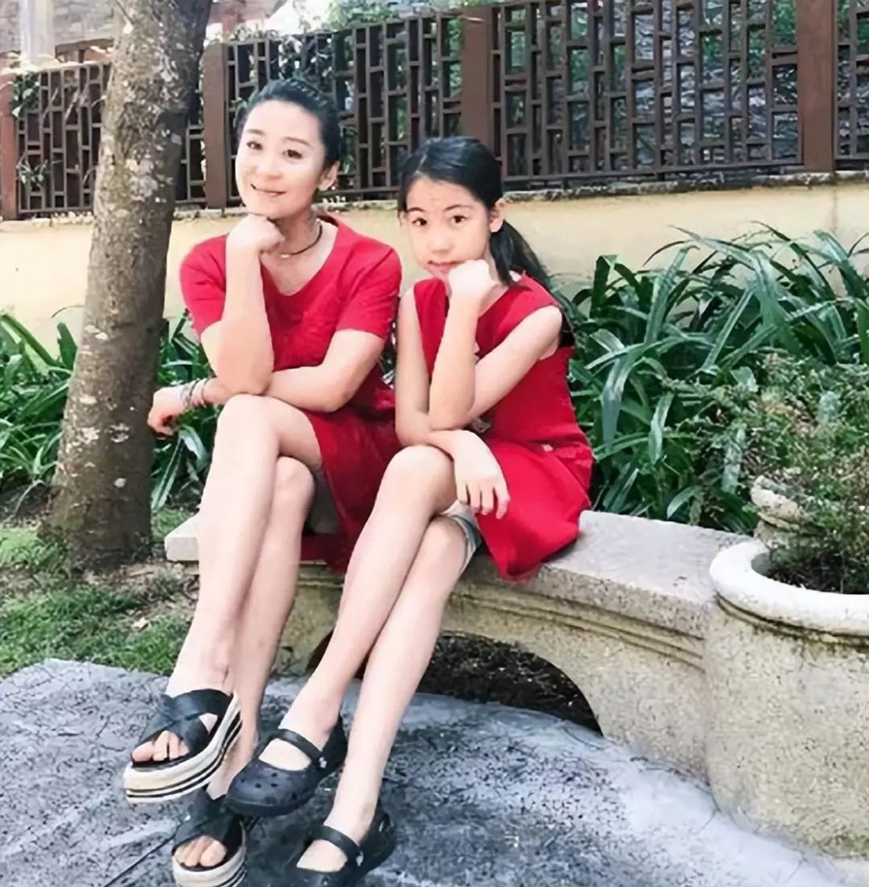 苗圃和女儿的亲子装展现时尚与亲情的完美融合,不仅是一种时尚的展现
