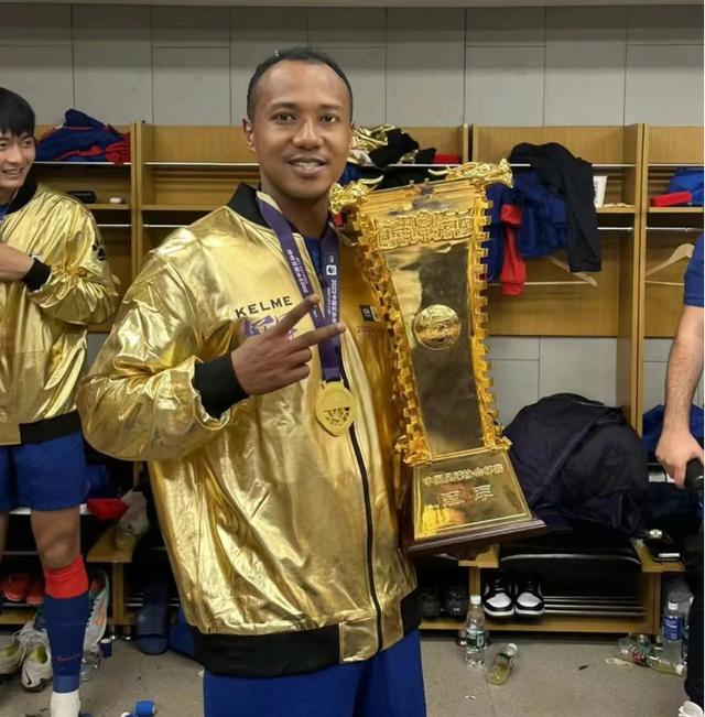 艾迪和娇妻近照,拿足协杯冠军,网红妻子很漂亮,孩子皮肤黝黑