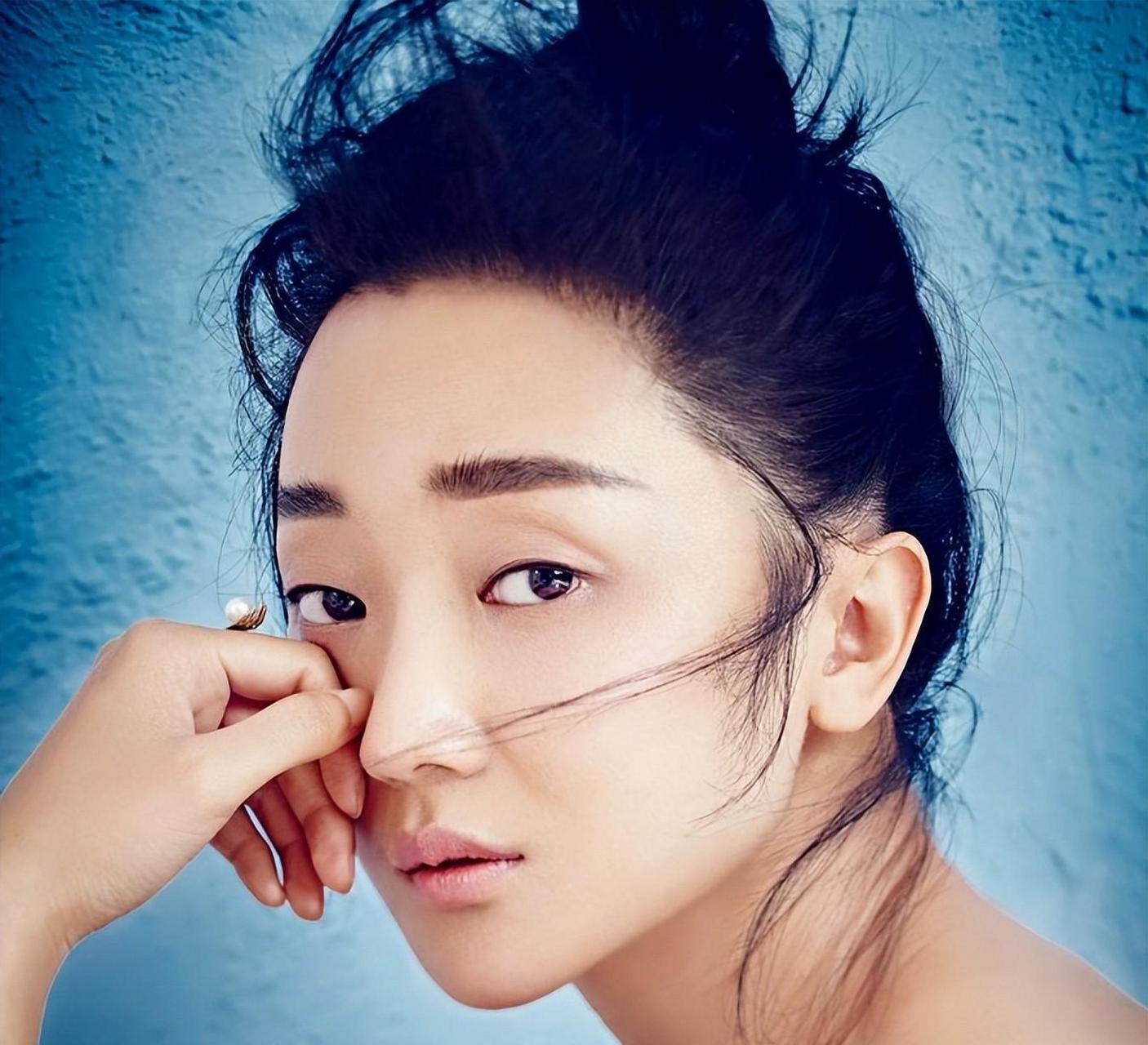 张瑶,一个从歌手转型为演员的女子,凭借着对表演的热爱和执着,用实力