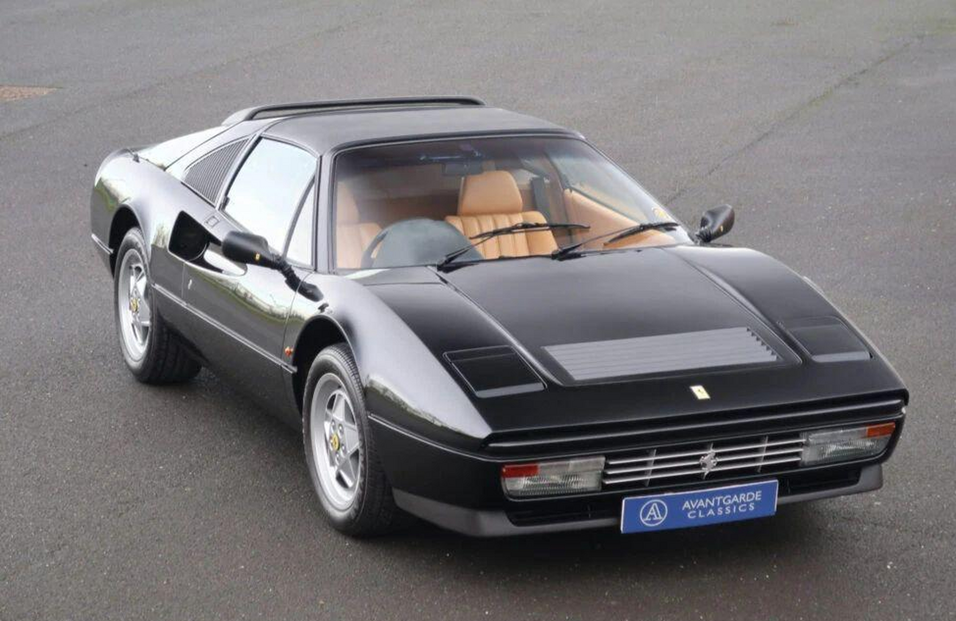 法拉利328是80年代最美的车型,外观和性能卓越.