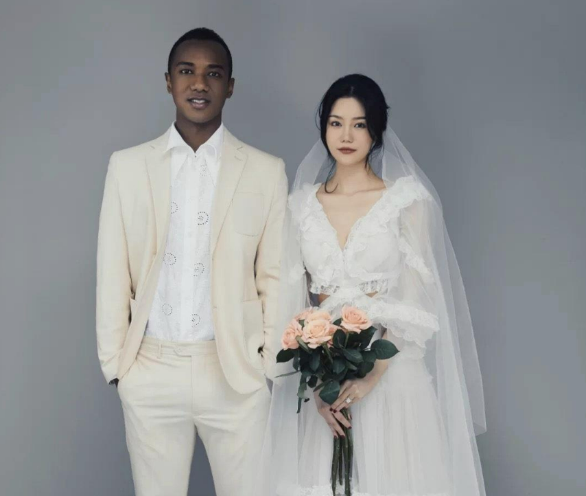 艾迪和娇妻近照,拿足协杯冠军,网红妻子很漂亮,孩子皮肤黝黑