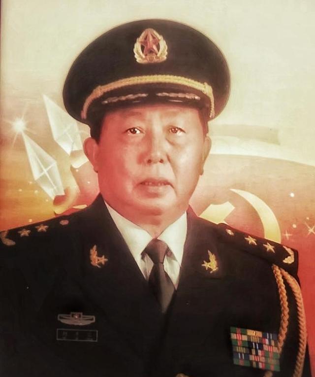 何其宗:自卫反击战中立功,1990年成中将,56岁退役,原因存争议