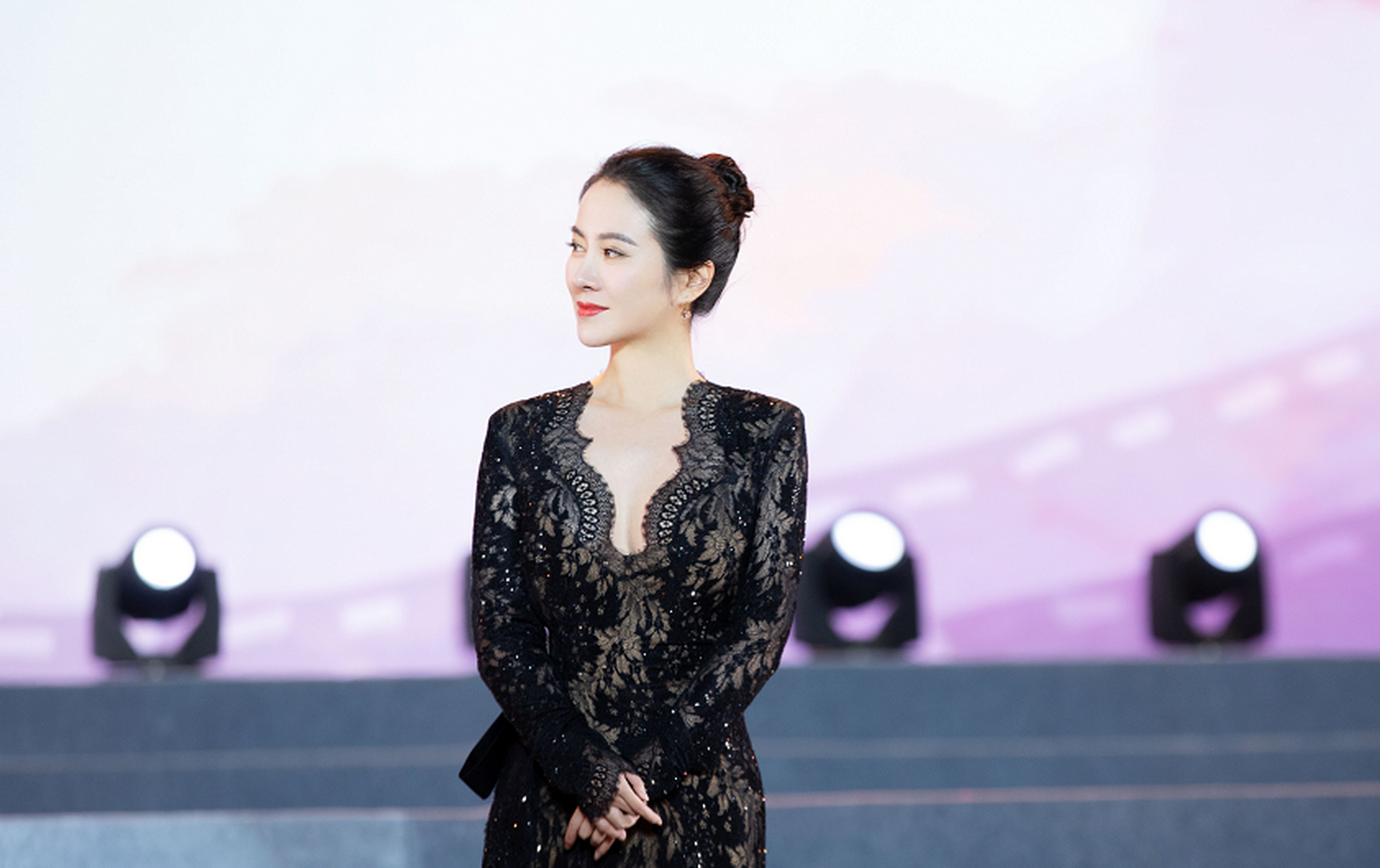 叶璇以大胆创新的形象穿着黑丝裙展现时尚魅力,这是她个人风格的深刻