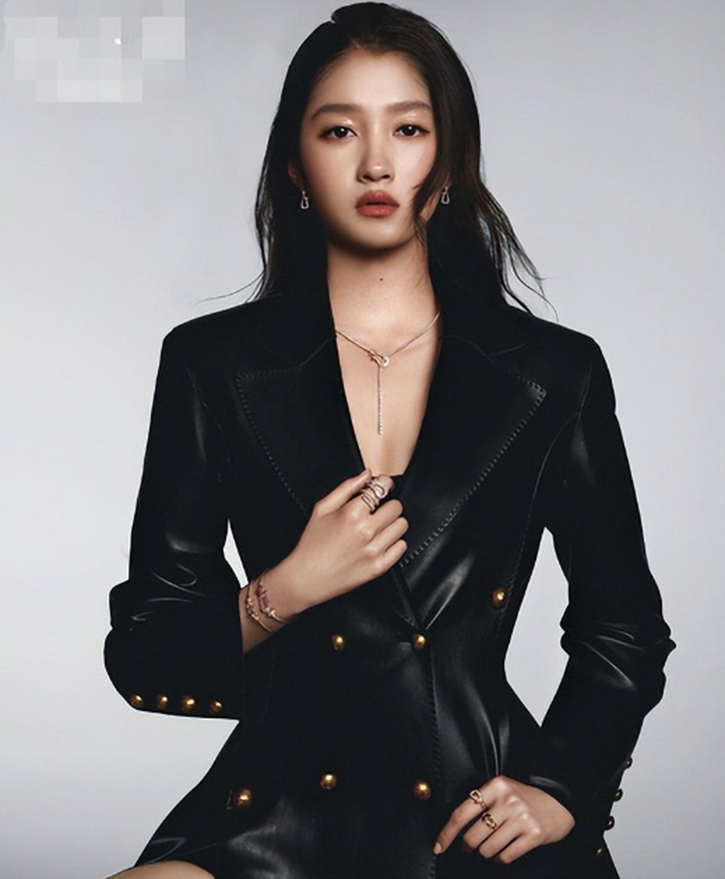 关晓彤真空上阵透视内衣,雪白"山峰"一览无余.网友:鹿晗看了也嫉妒吧?