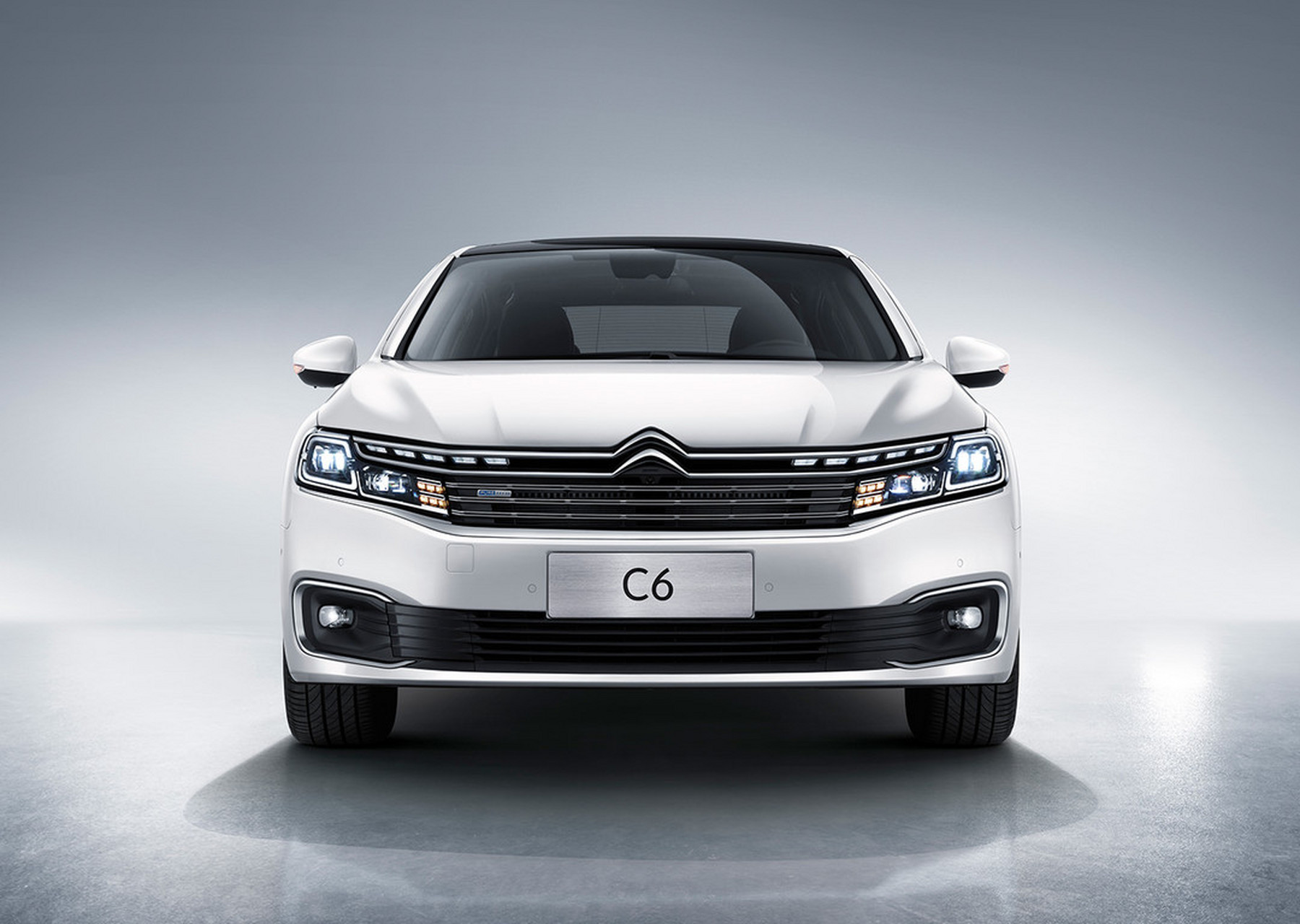 雪铁龙c6是一款源自法国的豪华轿车,外观独特,内饰精美,动力强劲.