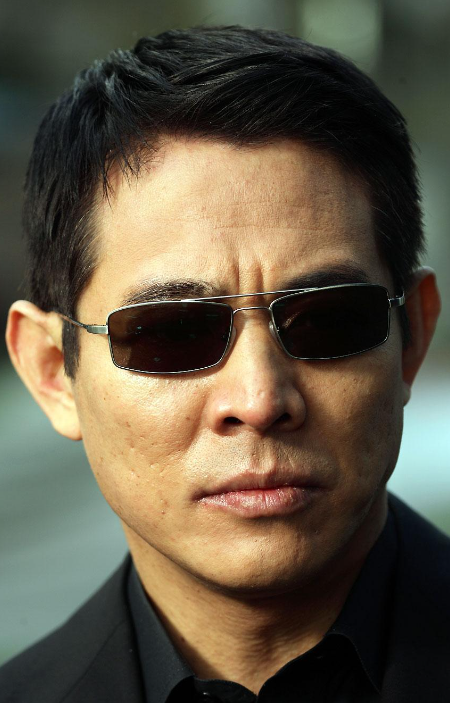 62岁利智露面,陪同李连杰旅游,短发佩戴着老花镜,如普通老妇人