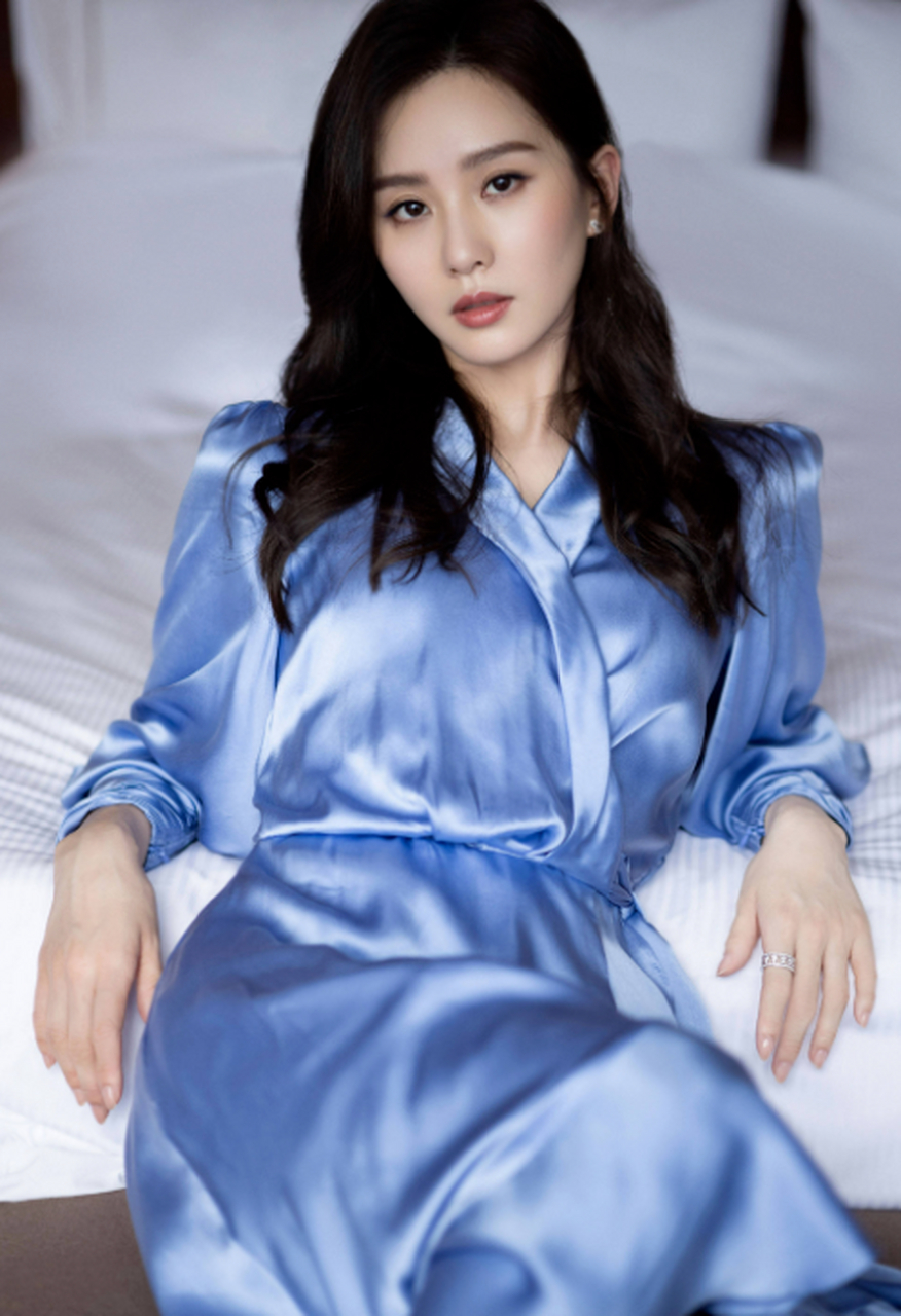 刘诗诗人美气质佳,身着蓝裙亮相惊艳全场!