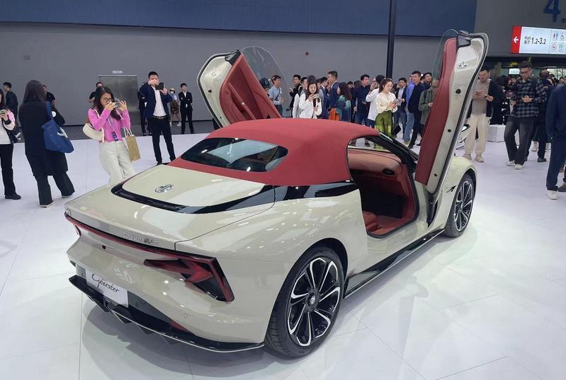 国产车真的是越卖越贵了,售价36.58万元,红篷 剪刀门