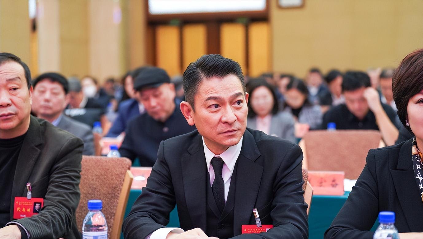 这一天,坐在陈宝国身边的刘德华,展现了他在内娱的江湖地位