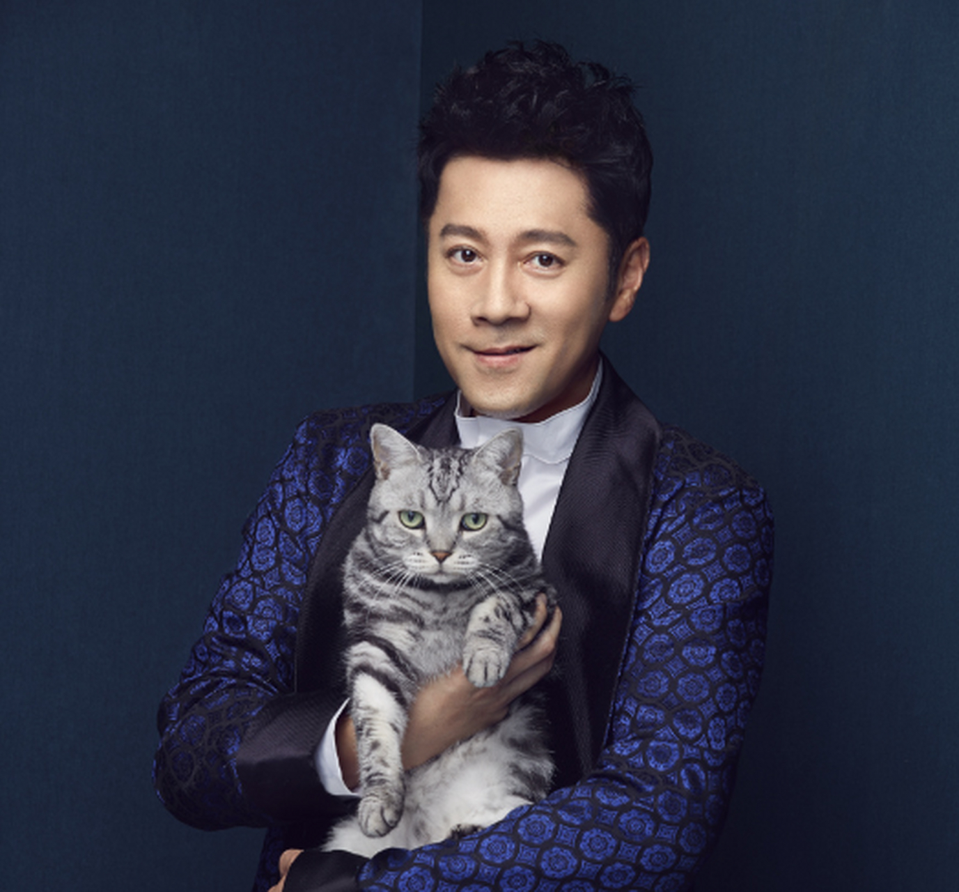 蔡国庆:娱乐圈传奇人物,国家一级演员.童年艰难激发音乐天赋与爱意!