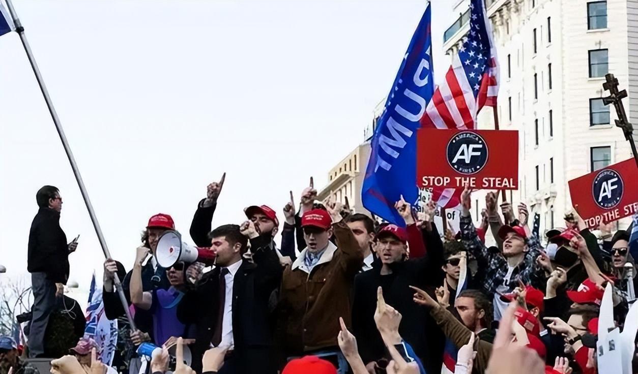 得州已拔枪待命!副州长向拜登发出警告,得州人有权保卫国家