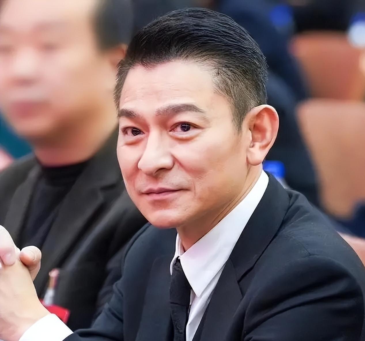 这一天,坐在陈宝国身边的刘德华,展现了他在内娱的江湖地位