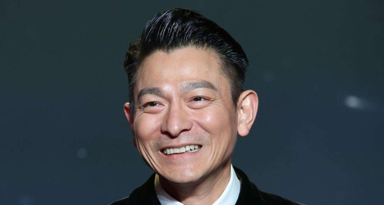 这一天,坐在陈宝国身边的刘德华,展现了他在内娱的江湖地位