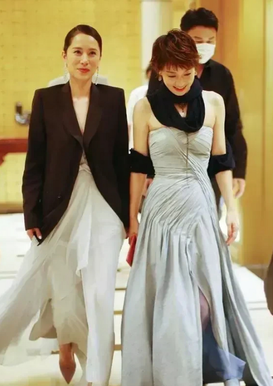 马伊琍与海清同框,展现截然不同的女性魅力,时尚界变革的见证.